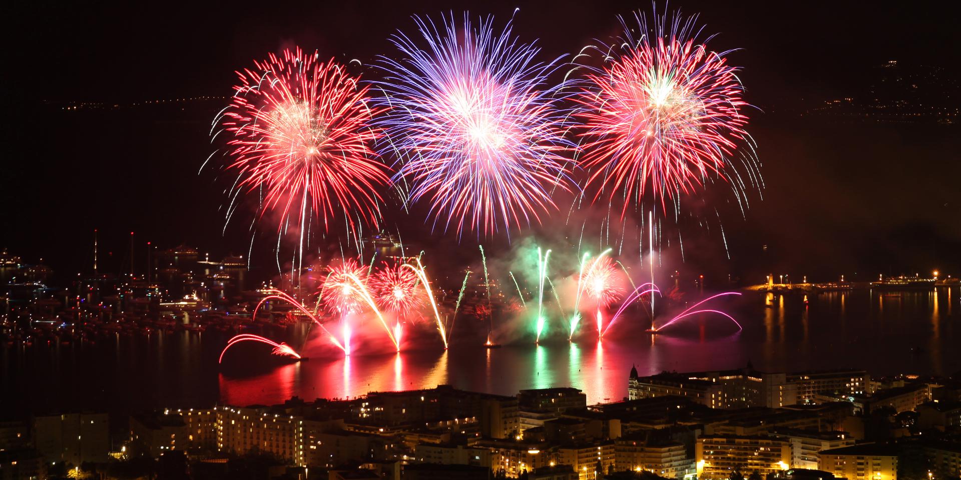 Fireworks by Pyrovision (Austria) at the Festival d'Art Pyrotechnique de Cannes 2010 (Photo by Eric Dervaux)
